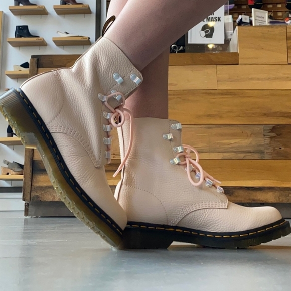 Dr. Martens 1460 Pascal In The Color “Shell Pink Milled Nappa”. Size 5 - Picture 1 of 8